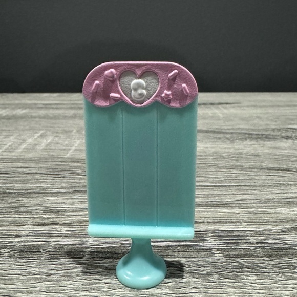 Shopkins | Food Fair Exclusive: Red Velvet Cupcake (CCQ_2) - Mini Figure - Picture 8 of 9